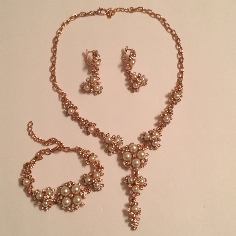 Rosegold toned with pearl rhinestone necklace set